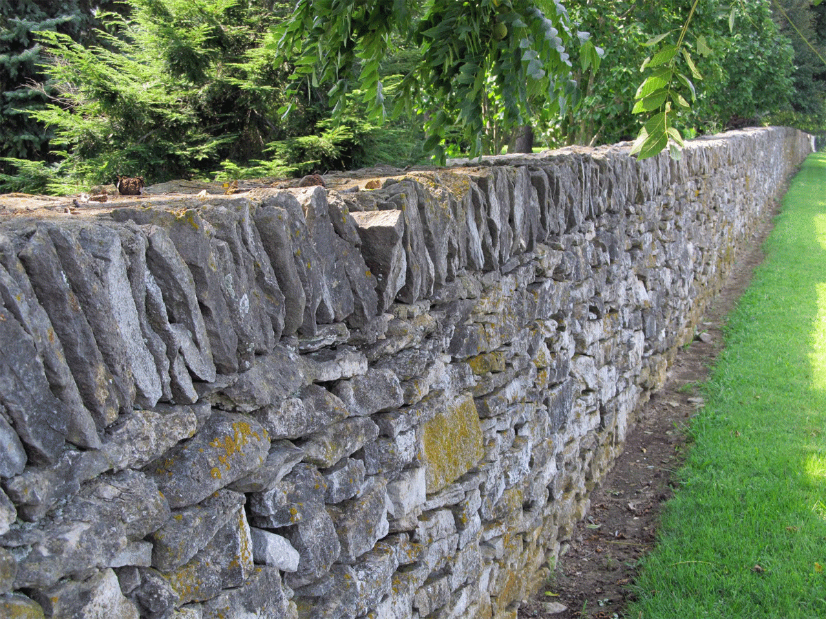 каменный забор