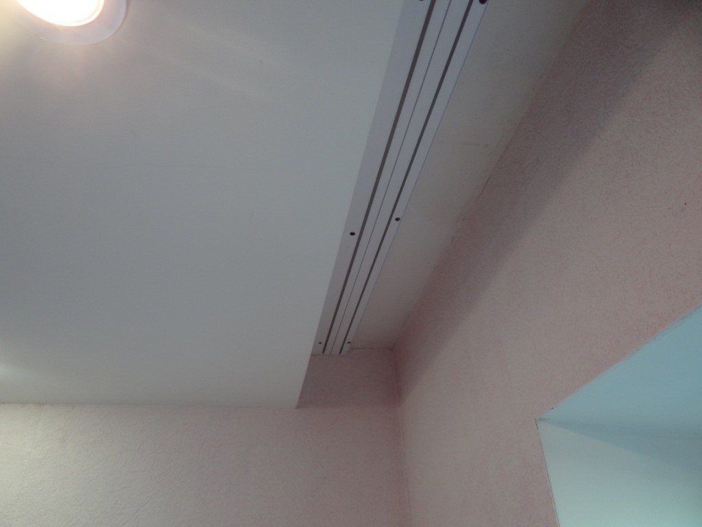 Натяжной потолок с потолочным карнизом
