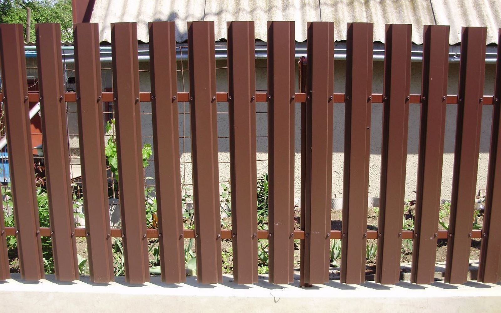 Забор из металлического штакетника