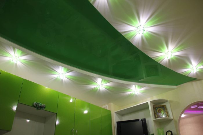 Зеленый натяжной потолок